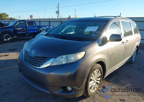 2014 Toyota Sienna Xle V6 8 Passenger z USA, uszkodzony, nr VIN 5TDYK3DC0ES446673